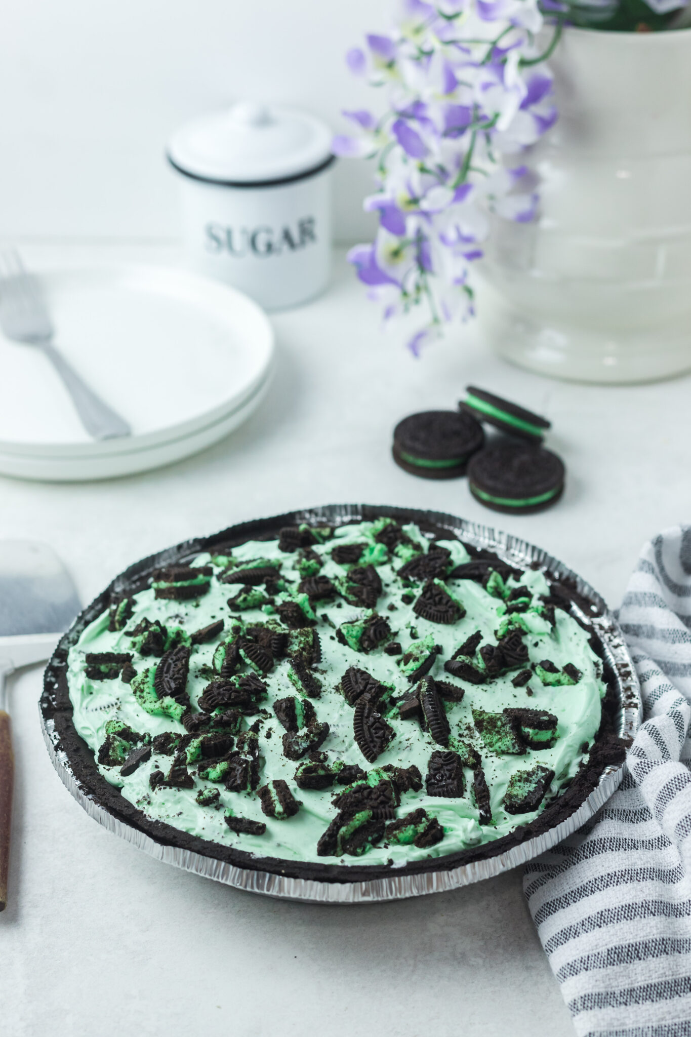 This No Bake Mint Oreo Pie Recipe is Quick, Easy and Delicious!